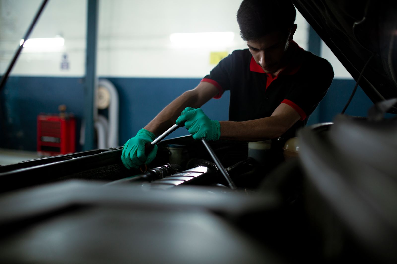 Zašto crne nitrilne rukavice biraju auto servisi i tatu studiji